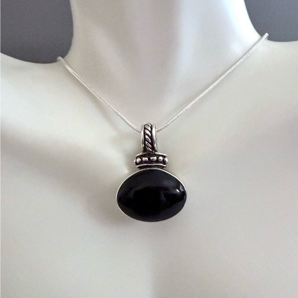 Mexico Solid Sterling Silver Onyx Pendant on an SS Plate Chain - Picture 2 of 5